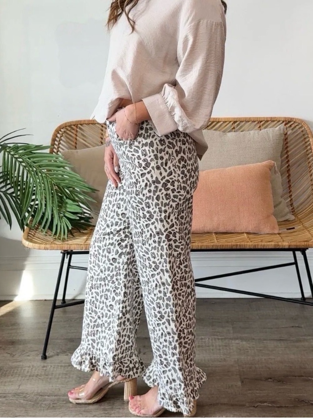 entro Taupe and White Leopard Wide-Leg Ruffle Hem Pants

Waist 15”
Inseam 27” - Picture 4 of 5